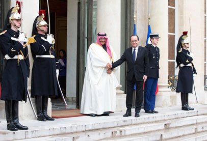 الرئيس الفرنسي يمنح السعودي وسام